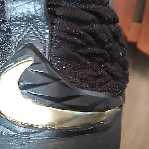 LeBron XV *Slightly worn* - Picture 8 of 9